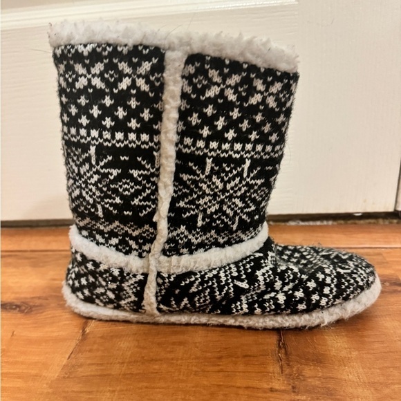 Black and white snowflake pattern slipper booties - Picture 5 of 8